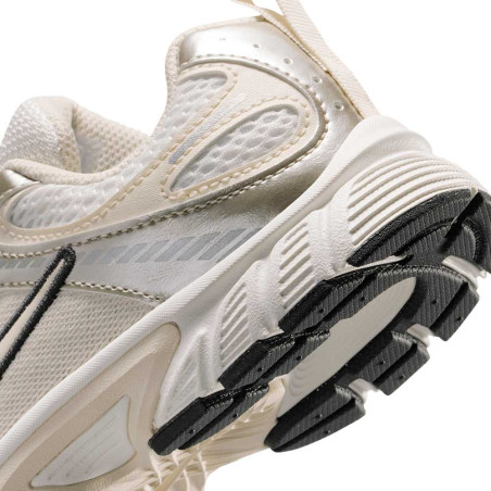 Zapatilla Nike V5 RNR HQ6412-102