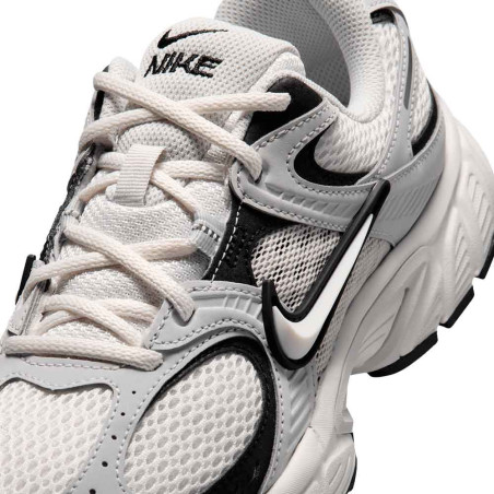 Zapatilla Nike V5 RNR IO7801-100
